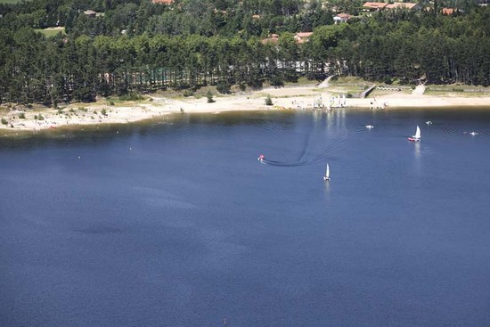 le lac et sa base de loisirs